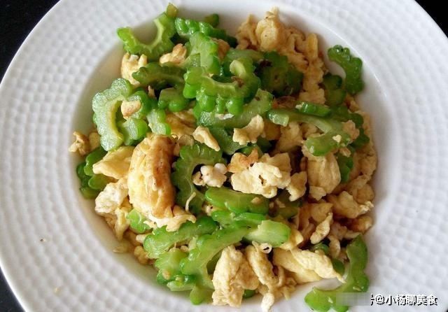 苦瓜炒鸡蛋时，不要直接下锅炒，多加一步，苦瓜不苦，鸡蛋更嫩