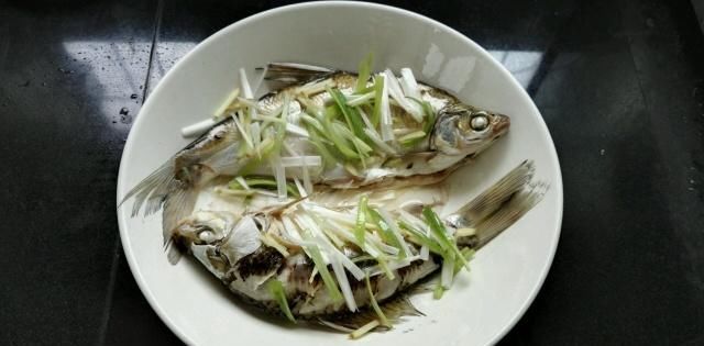蒸鱼时，不要再用盐腌制了，改加“它”，蒸出来的鱼更香更嫩
