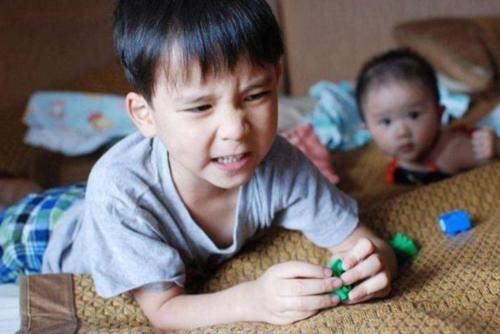 孝子|孩子小时候的“五大行为”长大后可能是个不孝子,看看你家的孩子