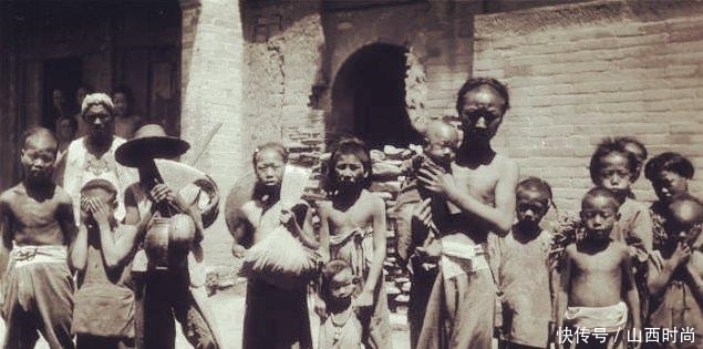 外国人|清朝真实老照片:西装革履的外国人非常显眼,最后一张是小脚妇女