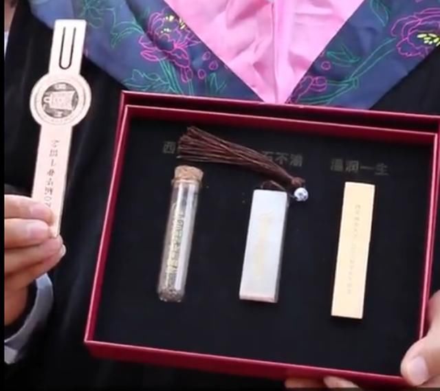 去年口红销量下滑近半，眼妆产品比往年火爆，网友：过于真实