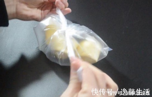 放入冰箱|馒头吃不完别放冰箱储存了，教你一招，馒头放30天不硬不干不变质