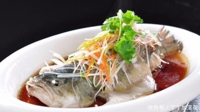蒸鲈鱼|清蒸鱼，到底要蒸多久厨师长告诉你正确的时间，保证鱼肉鲜嫩