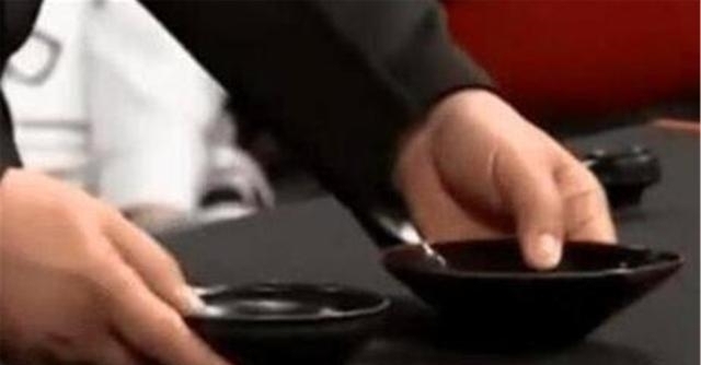 赝品#男子带“破碗”去鉴宝,遭观众嘲笑,专家倒进一杯水后都不笑了