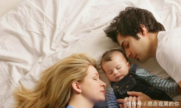 父母|一家4口睡觉照片火了，父母秀恩爱，两个孩子索性“抱团取暖”