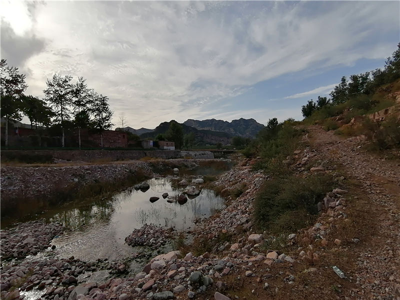 古老村落吕家村，群山环抱静恬然，免费游览点个赞