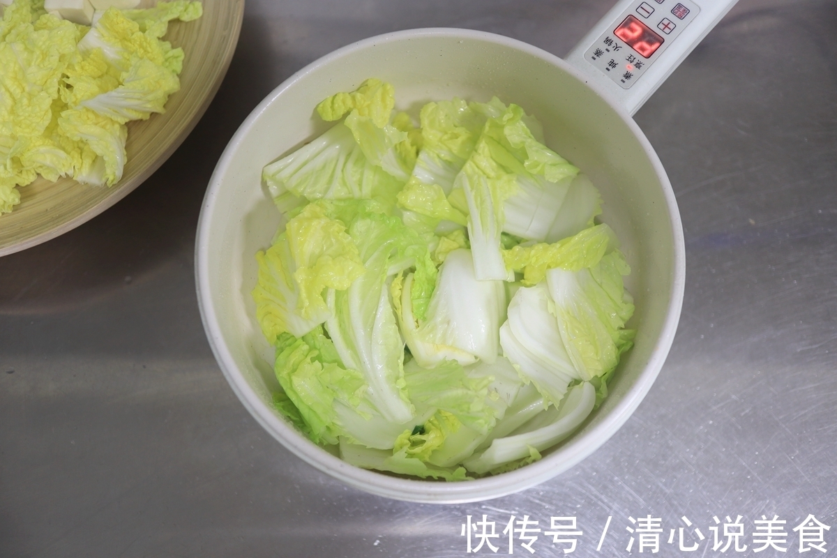 鲜香四溢的娃娃菜炖豆腐，制作简单，营养均衡！