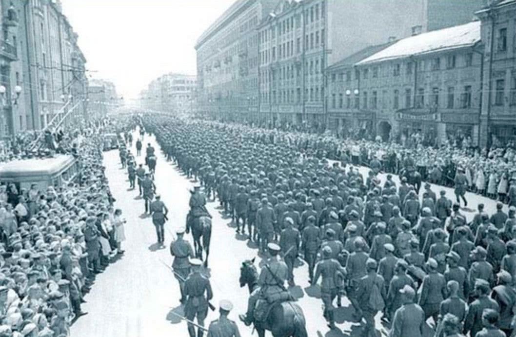 太英明|德军距离莫斯科只有25公里,斯大林为什么还要坚持阅兵?太英明了