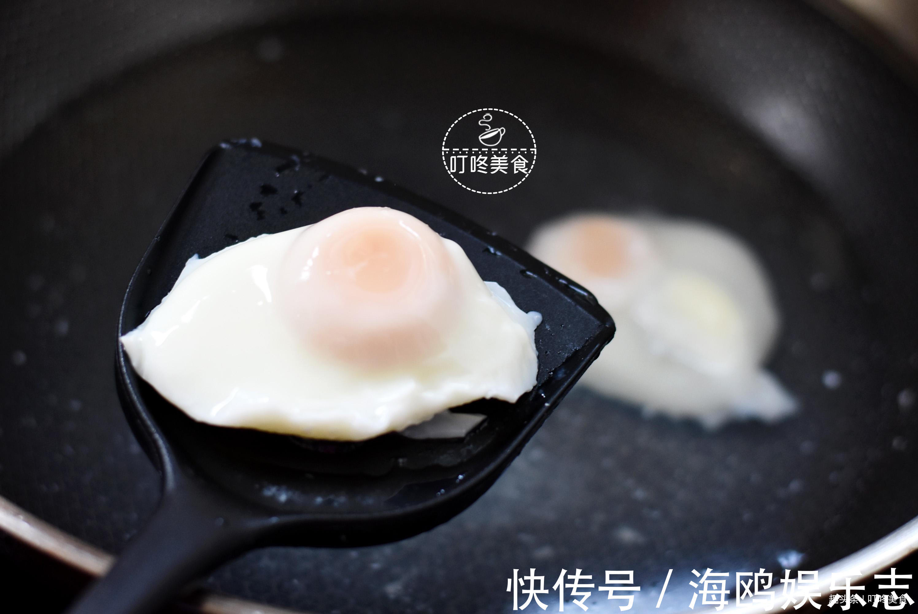 白沫|煮荷包蛋时,煮不圆还冒白沫教你一招,保证完整还不粘锅!