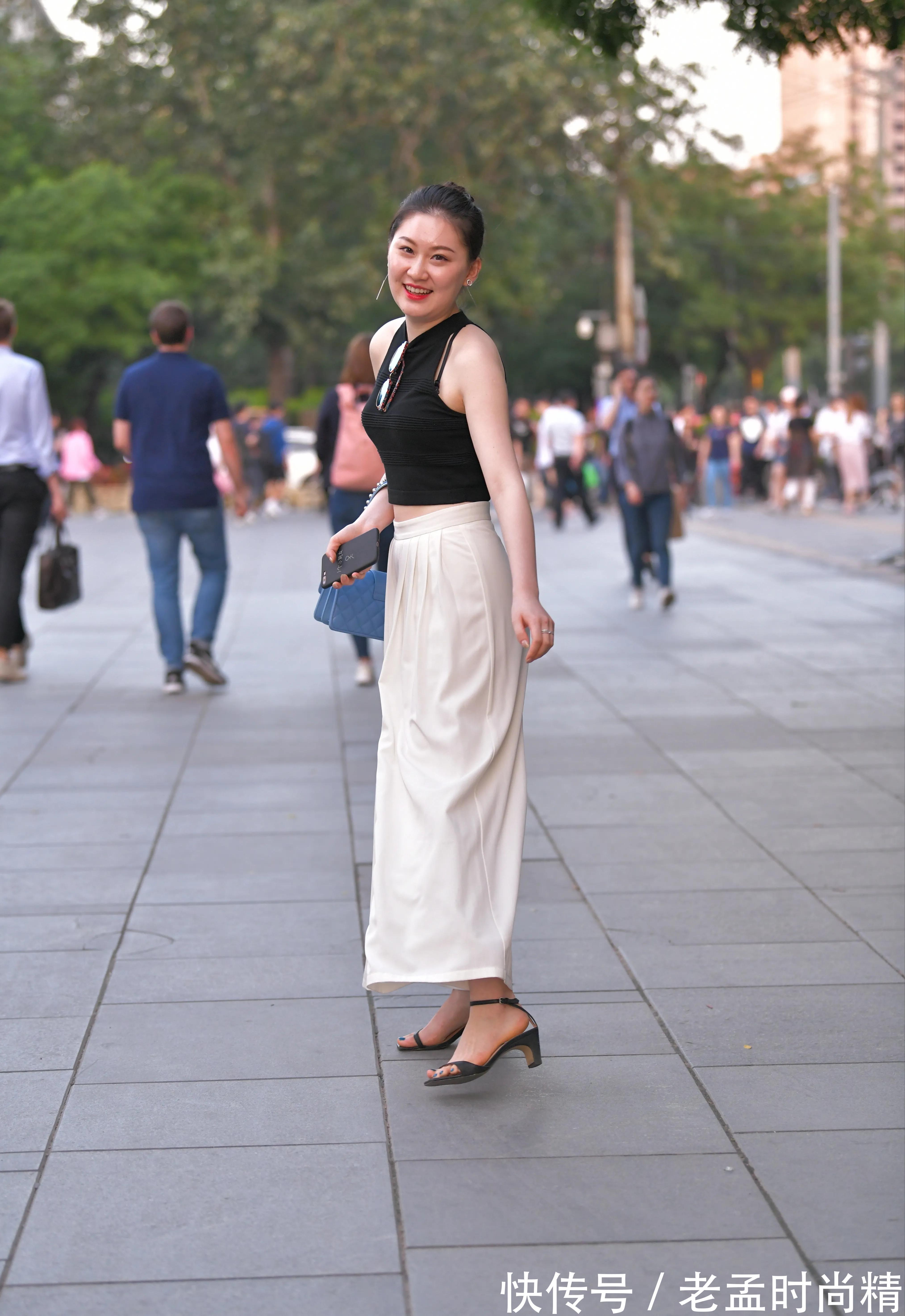 穿搭|街拍:漂亮小姐姐身姿风盈,阔腿裤显示出迷人优雅的气息