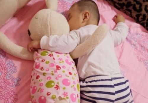 宝宝|“抱着睡得香,放下立刻醒”,许多宝妈无法应对,快看看这么做