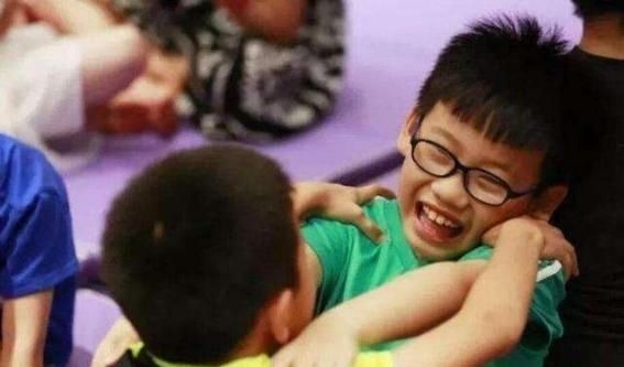 刷牙|孩子嘴太臭遭同学嫌弃,宝妈带娃去医院检查,取出的颗粒是真臭