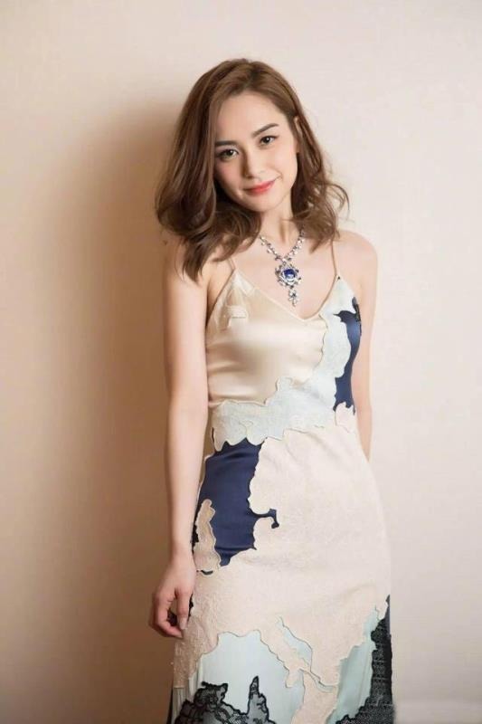 裙摆|阿娇终于美回来了,穿缎面吊带连衣裙配卷发,美得“倾国倾城”