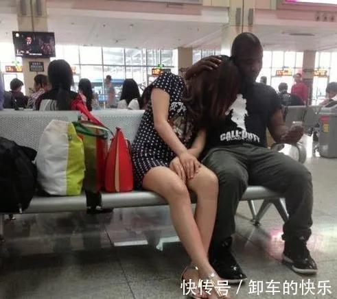 |搞笑GIF:火车站见到的情形,看到这一幕我又相信爱情了