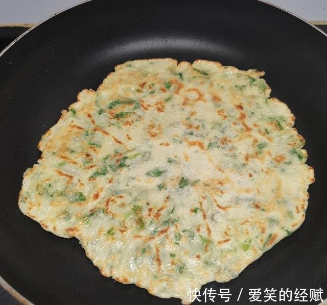 五香粉|芹菜叶鸡蛋饼，味道清香，口感软嫩