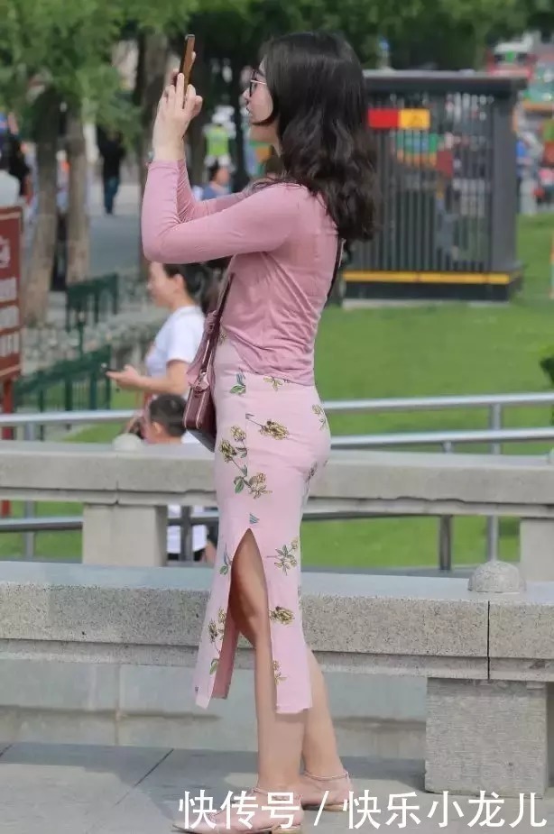 印花 时尚穿搭粉色印花长裙,人群中的你很亮眼