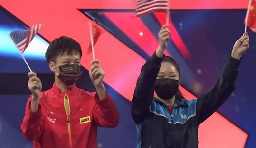 颁奖仪式|历史性的一刻！林高远张安挥舞中美两面国旗领奖，张本一旁摆臭脸