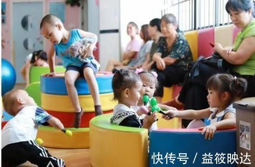 开心|幼儿园开学第一天,有的娃大哭有的开心,不哭的娃多有这样的父母
