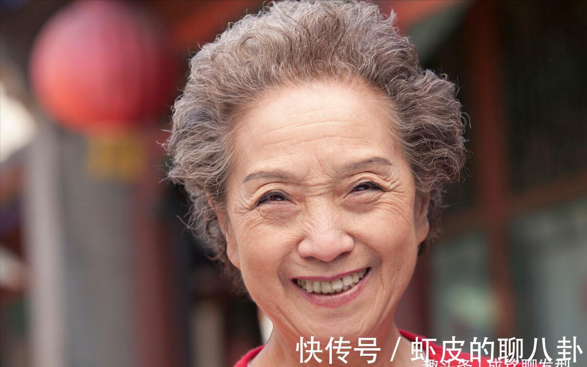 卷发 到了奶奶辈的年龄,都会选择剪短烫卷的发型,怎样做到全国统一?