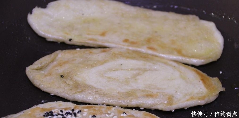 这是椒盐酥饼的做法,咸香可口,外皮超酥,轻轻一碰就掉渣
