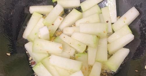 清热解暑|天热多吃这道菜,清热解暑又补水,简单一炒,比吃肉还香