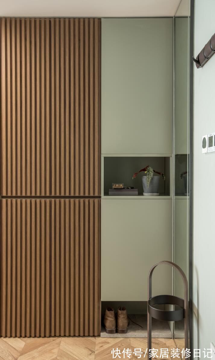 主卧|全屋重新打满柜子,柜门当墙饰,精装“教科书式”改造透着高级感