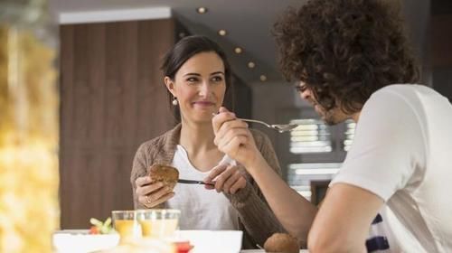 男性得了前列腺炎，少吃3种食物，贪嘴可能会加重病情