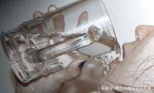  抓住|老年人喝水时间有讲究，抓住五个时间点，身体受益匪浅更健康