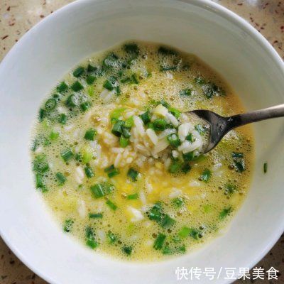 米饭鸡蛋煎饼|米饭鸡蛋煎饼中午刚做完，晚上又想吃了