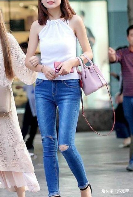 体态 小背心外披小西装,搭配牛仔裤,体态优雅,低调不张扬