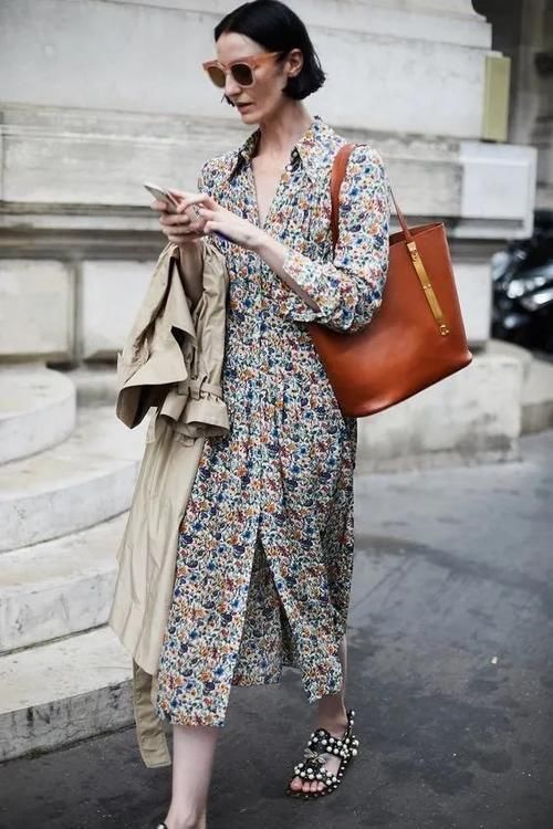 真正会穿的女人，春天穿风衣都这样搭裙子，你想要的时髦高级都有