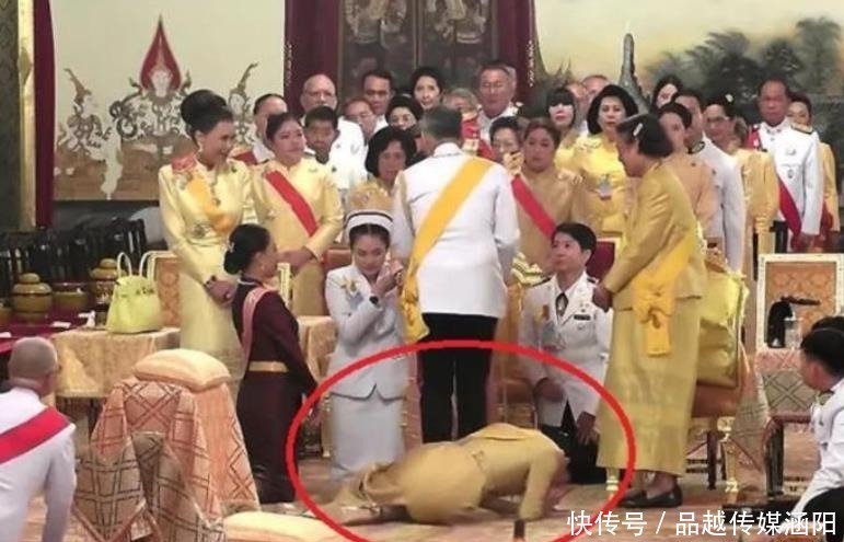 荣华富贵|苏提达活得太累!祈福大典突然用膝盖走路,67岁泰王都被惊到
