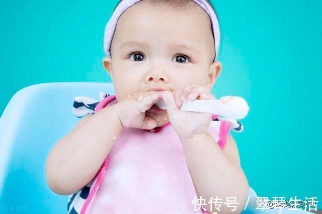 宝宝|宝宝自己吃饭有多可怕,就像用食物洗了个澡,可有谁懂妈妈的辛苦