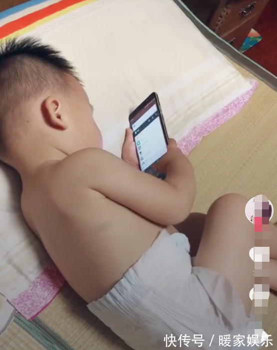 宝宝|一岁宝宝偷玩老爸手机,爸爸洗澡回来,看到后吓一跳