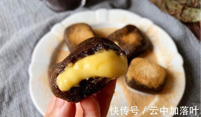 年糕|自制黑芝麻核桃芝士年糕，能拉丝又清甜，关键是一点也不腻！