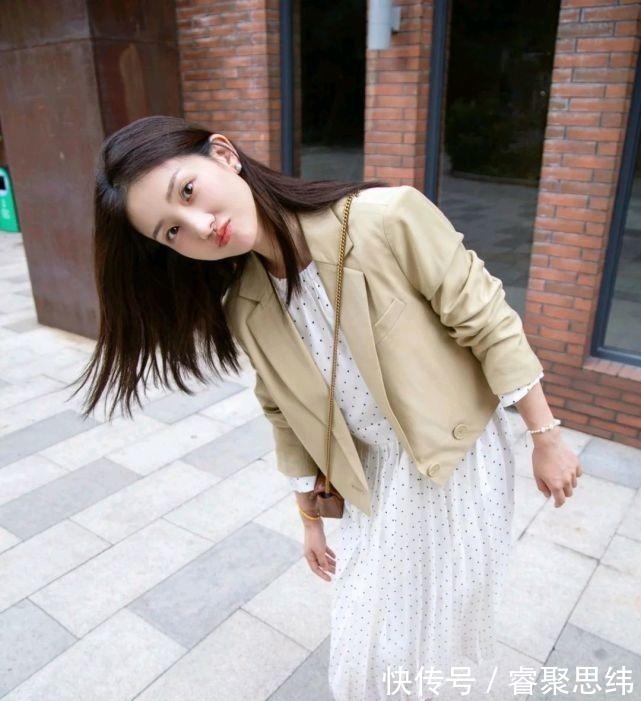 视觉效果 女人的服装穿搭很有讲究,可以穿上精致的裙装,轻松成为优雅女人