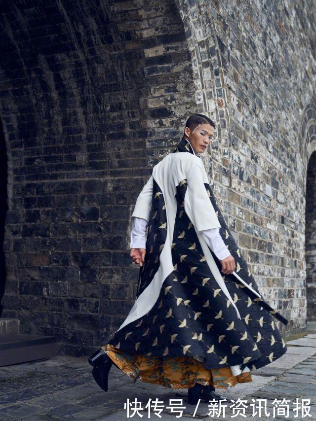 “西装+马面裙”有多好看原来汉服还能这样玩,路人也会被惊艳