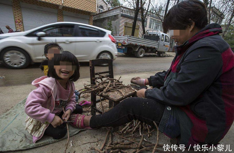 老祖宗|半岁玄孙和九旬太奶抢食,一个老祖宗一个小祖宗,家人:都惹不起
