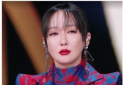 |2006年, 萨顶顶闹出了假唱的笑话, 她把话筒拿反了