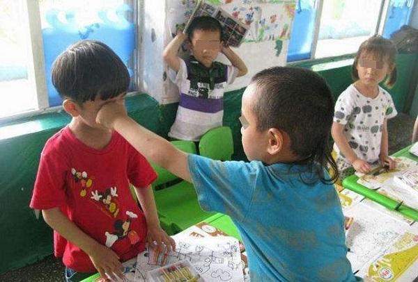 文明|两个孩子打架,吃亏一方妈妈急眼:别怂,给我打回去