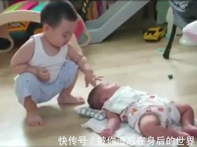 小宝|2岁的哥哥看到妹妹后,偷偷摸了下就跑,这画面把妈妈的心萌化了