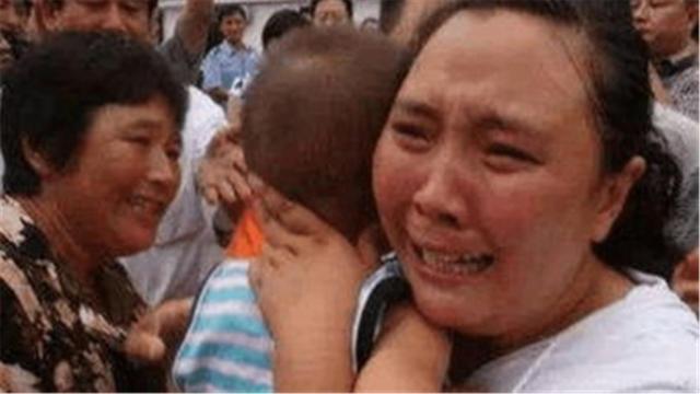 人贩子|“迟早毁掉孩子”,大学教授怒批“家长接送”现象,引网友怒怼