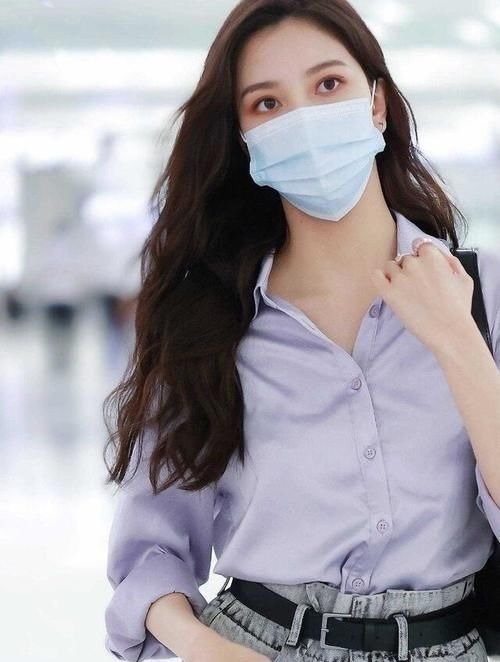 紫色 小姐姐气质真是绝了,衬衫配牛仔短裤文艺高级,太有明星气质