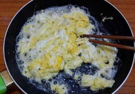 吃了20年韭菜炒鸡蛋,才知道自己一直错了,用对方法,好吃不过火