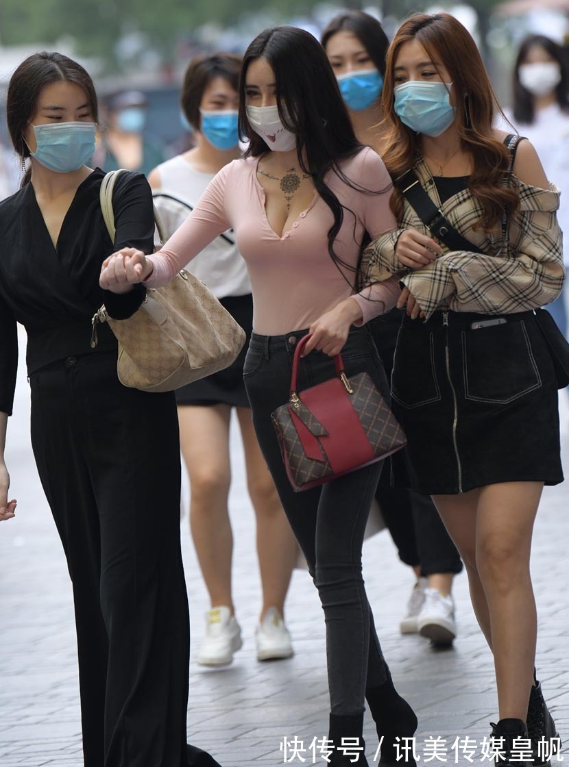 曼妙|绒面浅粉长袖小开衫搭配紧身牛仔裤,展现曼妙身材和时尚品味