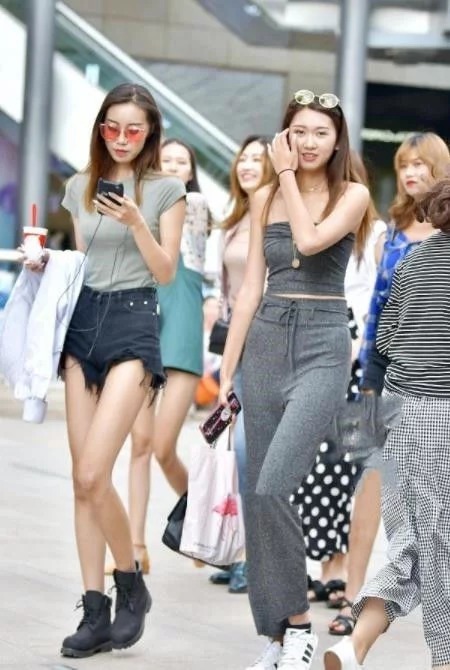 街拍:美女白色衬衫搭黑色外套,配上条纹短裙,知性优雅又成熟