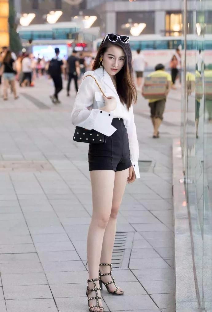 街拍:美女上身穿黑色t恤,下身搭配潮流短裤,焕发出简约的魅力