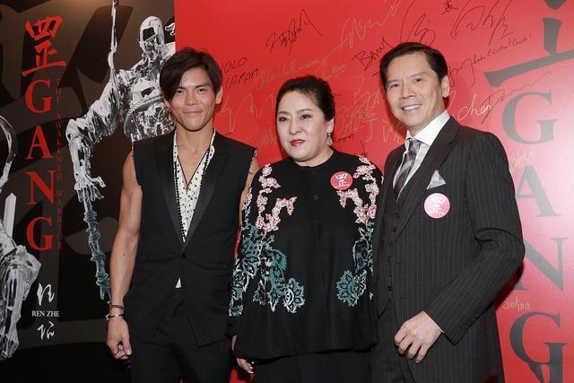 向太很有“阔太”气质范，穿纯黑色刺绣外套配紧身长裤，高贵优雅