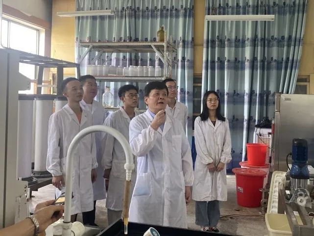 强直性脊柱炎|曾被医生诊断10年后可能瘫痪,30多年后他还在为学生上课