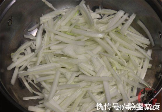 今天才知道,原来白菜一直都切错了,教你新切法,上桌汤汁都不剩